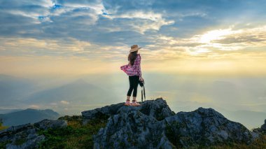 Turistler Tayland 'ın Chiang rai kentindeki Doi pha mon dağlarında doğanın panoramik manzarasının tadını çıkarırlar..