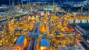 Petrol rafinerisinin hava görüntüleri, geceleri petrol endüstrisi..
