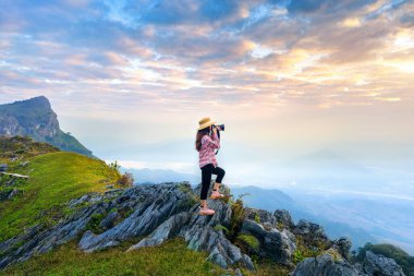 Turist fotoğraf çekiyor ve Tayland 'ın Chiang rai kentindeki Doi pha mon dağlarında doğanın tadını çıkarıyor..