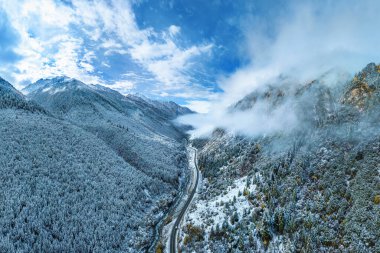 Kışın karla kaplı dağların hava görüntüleri, Çin 'de Sichuan..