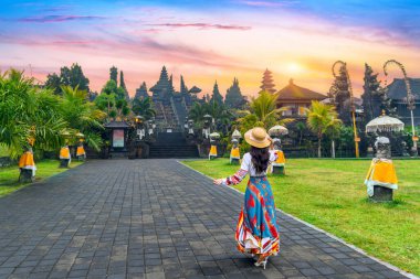 Endonezya, Bali 'deki Besakih tapınağında yürüyen kadın turistler.