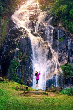 Chiang Mai, Tayland 'daki Mae Tia şelalelerinde fotoğraf çeken bir turist..