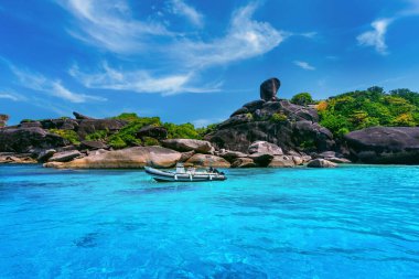 Similan Adası, Phang Nga, Tayland 'da beyaz kumlu bir kayık..