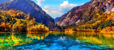 Sonbaharda Jiuzhaigou Ulusal Parkı Panoramisi, Çin.
