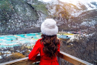 Huanglong Ulusal Parkı 'nda kışın ayakta duran turist, Çin' de Sichuan.