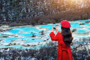 Huanglong Ulusal Parkı 'nda kışın ayakta duran turist, Çin' de Sichuan.