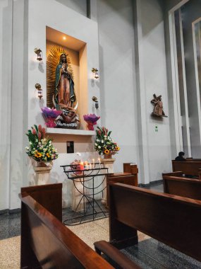 Lima Peru 'daki kilisenin içindeki Virgen de Guadalupe görüntüsü.