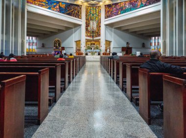 İnsanlar Lima Peru 'daki Virgen de Guadalupe kilisesinde dua ediyorlar.