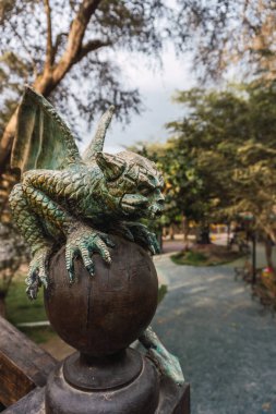 Ica, Peru - 27 Aralık 2022: Brujas de Cachiche tema parkı ica Peru 'da heykel