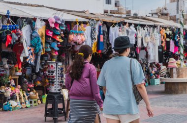 El Chaco Bulvarı, Ica Peru 'da hatıra eşyaları arayan tanınmamış insanlar.