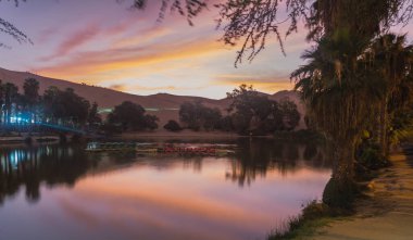 Huacachina gölünde güzel bir gün batımı, Ica Peru
