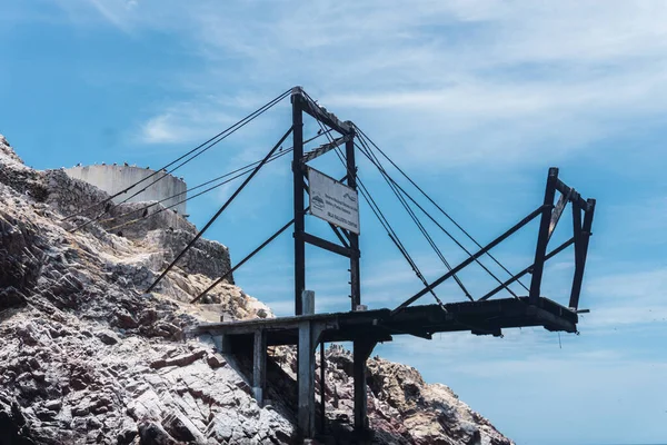 秘鲁巴列斯塔斯群岛的旧木桥 翻译自海报 群岛国家储备系统 巴列斯塔岛中心岛和瓜诺角 图库照片