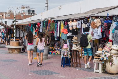 El Chaco Bulvarı, Ica Peru 'da hatıra eşyaları arayan tanınmamış insanlar.