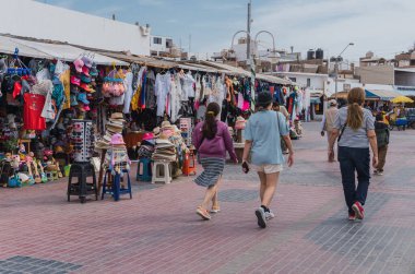 El Chaco Bulvarı, Ica Peru 'da hatıra eşyaları arayan tanınmamış insanlar.