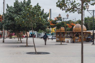 Luren Lordu Ica Peru 'nun mabedinin yanındaki hediyelik eşya tezgahında.