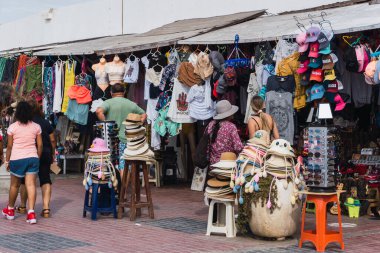 El Chaco Bulvarı, Ica Peru 'da hatıra eşyaları arayan tanınmamış insanlar.