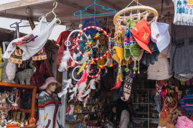El Chaco Bulvarı, Paracas Ica Peru civarındaki dükkanlarda hediyelik eşyalar.