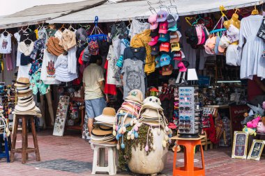El Chaco Bulvarı, Ica Peru 'da hatıra eşyaları arayan tanınmamış insanlar.