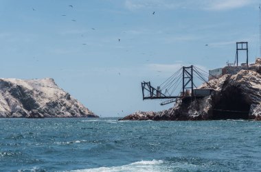 Paracas, ica Peru 'daki Ballestas adalarındaki eski ahşap köprü