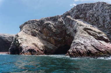 Ballestas Adaları, Paracas yarımadası açıklarında bulunan küçük adalardan oluşan bir gruptur.