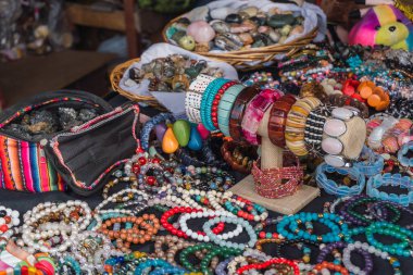 El Chaco Bulvarı, Paracas Ica Peru civarındaki dükkanlarda hediyelik eşyalar.