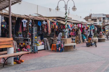 El Chaco Bulvarı, Paracas Ica Peru civarındaki hediyelik eşya dükkanları.