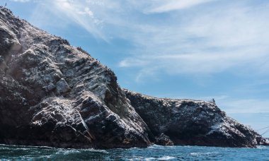 Ballestas Adaları, Paracas yarımadası açıklarında bulunan küçük adalardan oluşan bir gruptur.