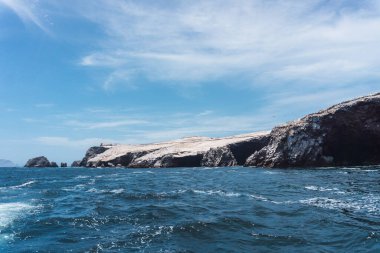 Ballestas Adaları, Paracas yarımadası açıklarında bulunan küçük adalardan oluşan bir gruptur.