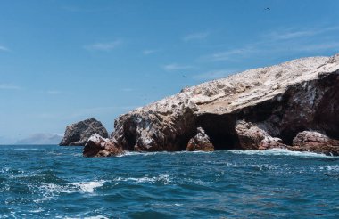 Ballestas Adaları, Paracas yarımadası açıklarında bulunan küçük adalardan oluşan bir gruptur.