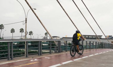 Miraflores bölgesinde bisiklet süren tanınmayan kişi, Lima Peru