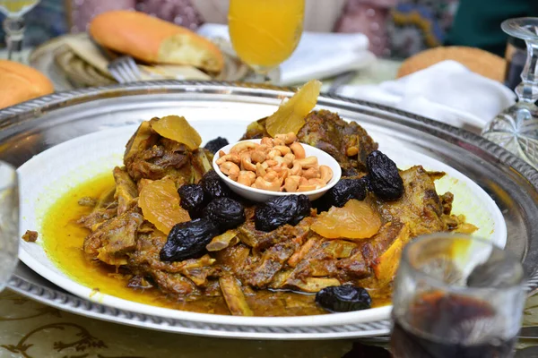 Марокканское Блюдо Мясом Сливы Sesameseeds Близко — стоковое фото