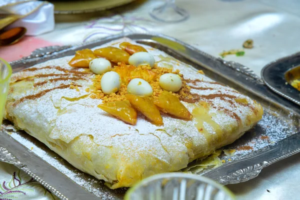 Plat Bastella Marocaine Traditionnelle Farcie Poulet Garnie Almon Rôti — Photo