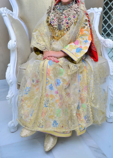 モロッコ人の少女はモロッコのドレス チェダ を着ている モロッコ北部で有名なタンジェ — ストック写真