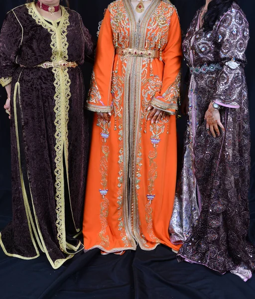 モロッコの3人の女性が伝統的なモロッコのカフタンを着る — ストック写真