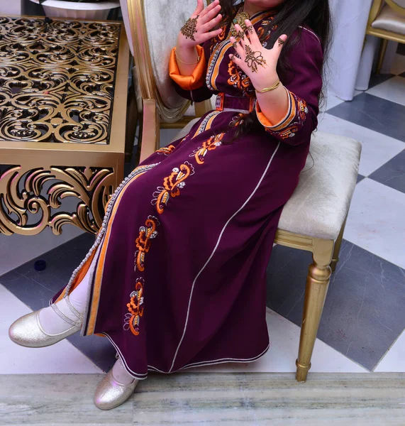 Menina Marroquina Vestindo Caftan Marroquino Sentado Uma Cadeira — Fotografia de Stock