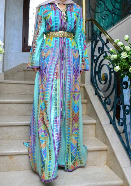 家の階段に立って青いカフタンを身に着けているモロッコの女性 — ストック写真