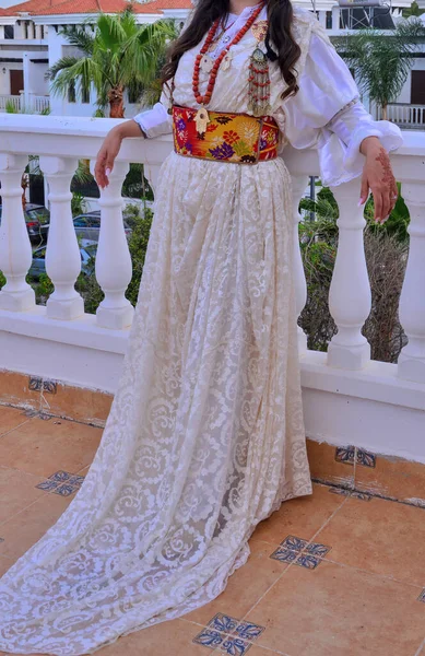Une Jeune Marocaine Porte Caftan Blanc Avec Des Bijoux Berbères — Photo