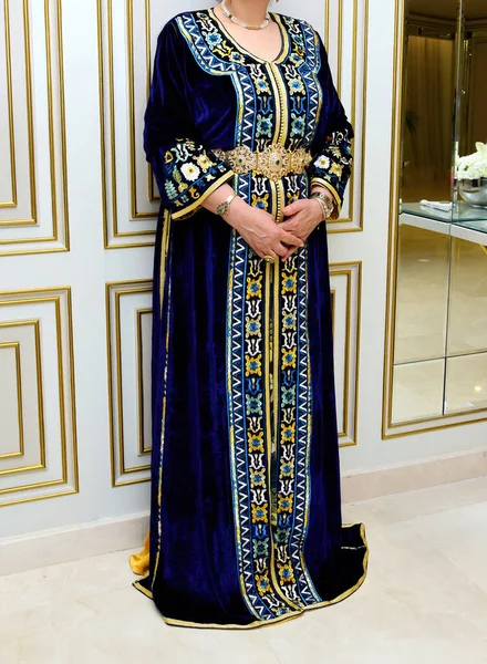 Марокканка Блакитному Кафтані Золотою Вишивкою — стокове фото