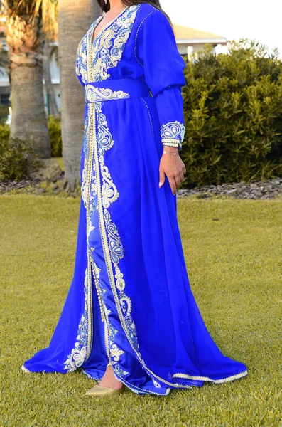 Mujer Joven Marroquí Con Caftán Azul — Foto de Stock