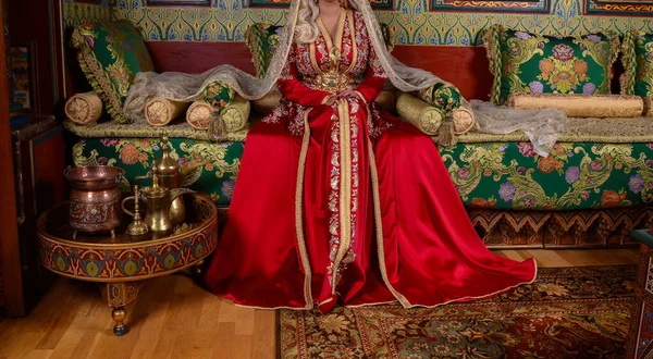 Mujer Joven Marroquí Con Vestido Rojo Chica Está Sentada Salón — Foto de Stock