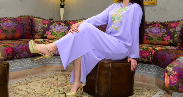 かかとの高い紫のDjellabaを着て若いモロッコ人女性 — ストック写真