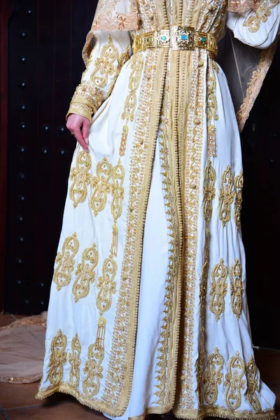 Young Moroccan Woman Wearing White Caftan Golden Inscriptions Kaftan Most — Stock Photo, Image