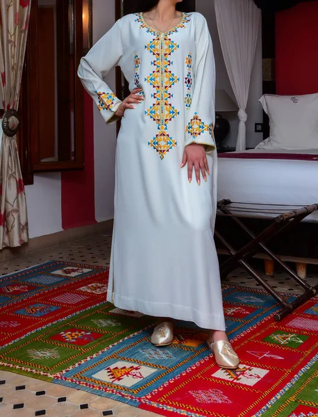 穿着白色咖啡色衣服的摩洛哥女孩 — 图库照片
