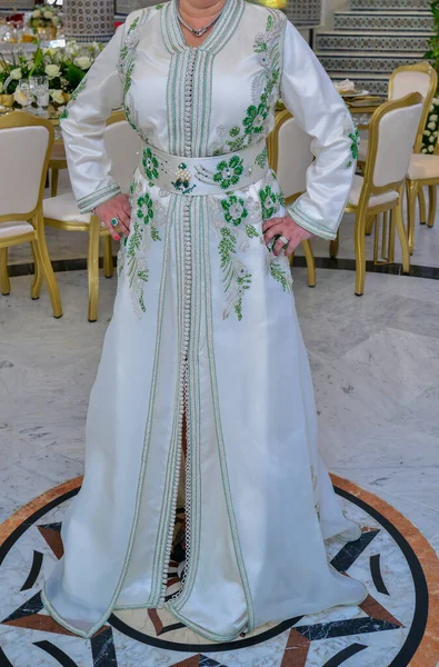 Una Mujer Marroquí Lleva Kaftan Blanco Bordado Con Verde — Foto de Stock