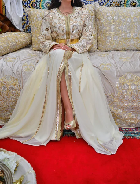 Marokańska Modelka Ubrana Biały Kaftan — Zdjęcie stockowe