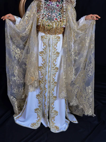 Una Joven Marroquí Vestida Con Caftán Blanco Con Inscripciones Doradas — Foto de Stock