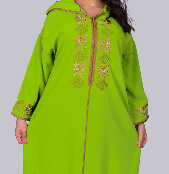 Marokkaans Model Met Een Groene Djellaba Geïsoleerd Een Witte Achtergrond — Stockfoto