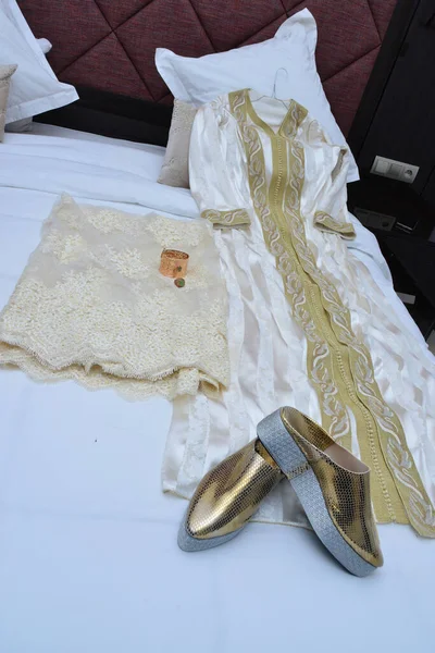 Material Casamento Marroquino Caftan Sapatos Noiva Marroquina Cama Antes Cerimônia — Fotografia de Stock