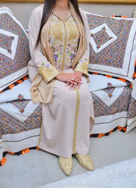穿着摩洛哥咖啡色衣服坐在摩洛哥沙发上的摩洛哥新娘 — 图库照片