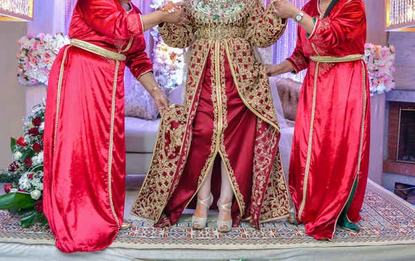 モロッコの結婚式 モロッコ風のカフタンを着たモロッコ人女性 — ストック写真